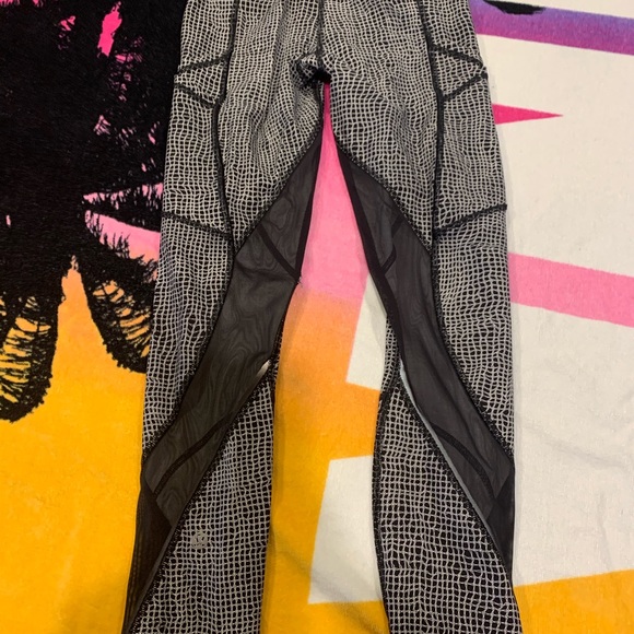 Like New LuLuLemon Athletica Black/White Leggings - Picture 3 of 11